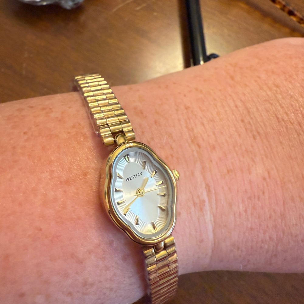 Antiqlux Gold Wristwatch